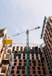 Construction crane and building frame